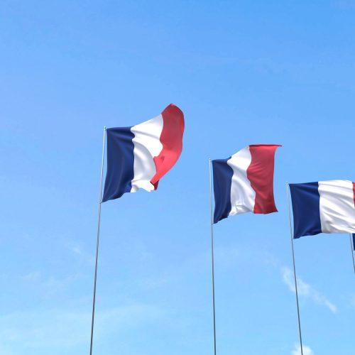 drapeau de la france agitant sur fond de ciel bleu