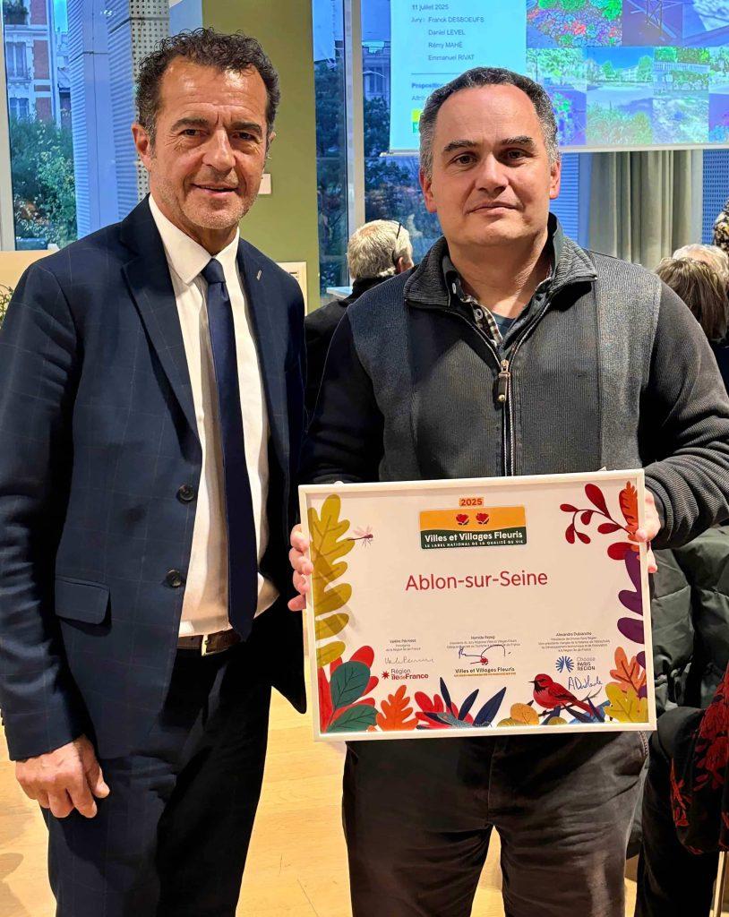 Le label Villes et Villages Fleuris distingue les communes qui valorisent leur cadre de vie et s’engagent activement pour l’environnement. Ablon-sur-Seine vient d’obtenir sa 2ᵉ fleur, une reconnaissance forte de la qualité de ses aménagements paysagers et de sa politique en faveur du végétal en ville.