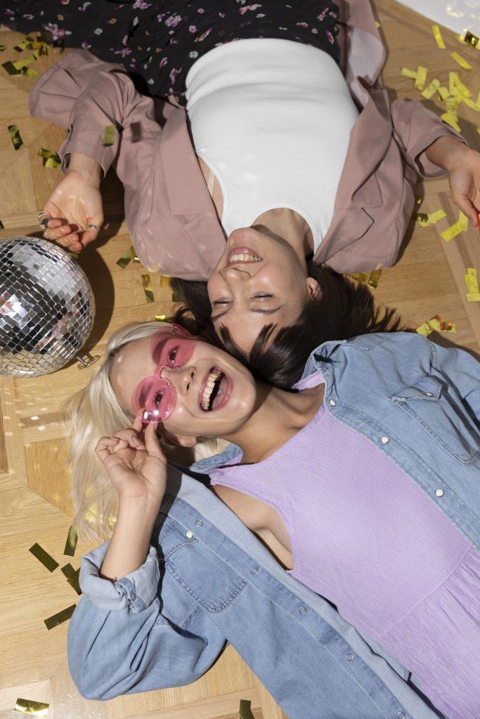 meilleurs amis s amusant lors d une fete