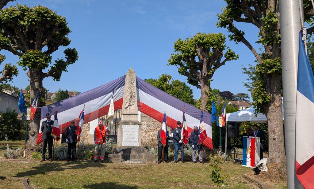 Photographie de commémoration : le Monument aux morts