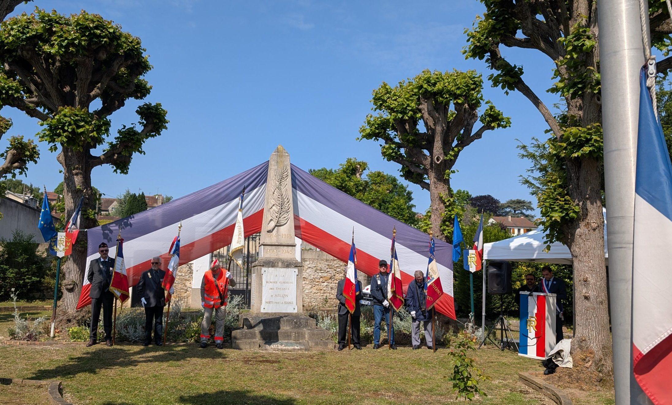 Photographie de commémoration : le Monument aux morts