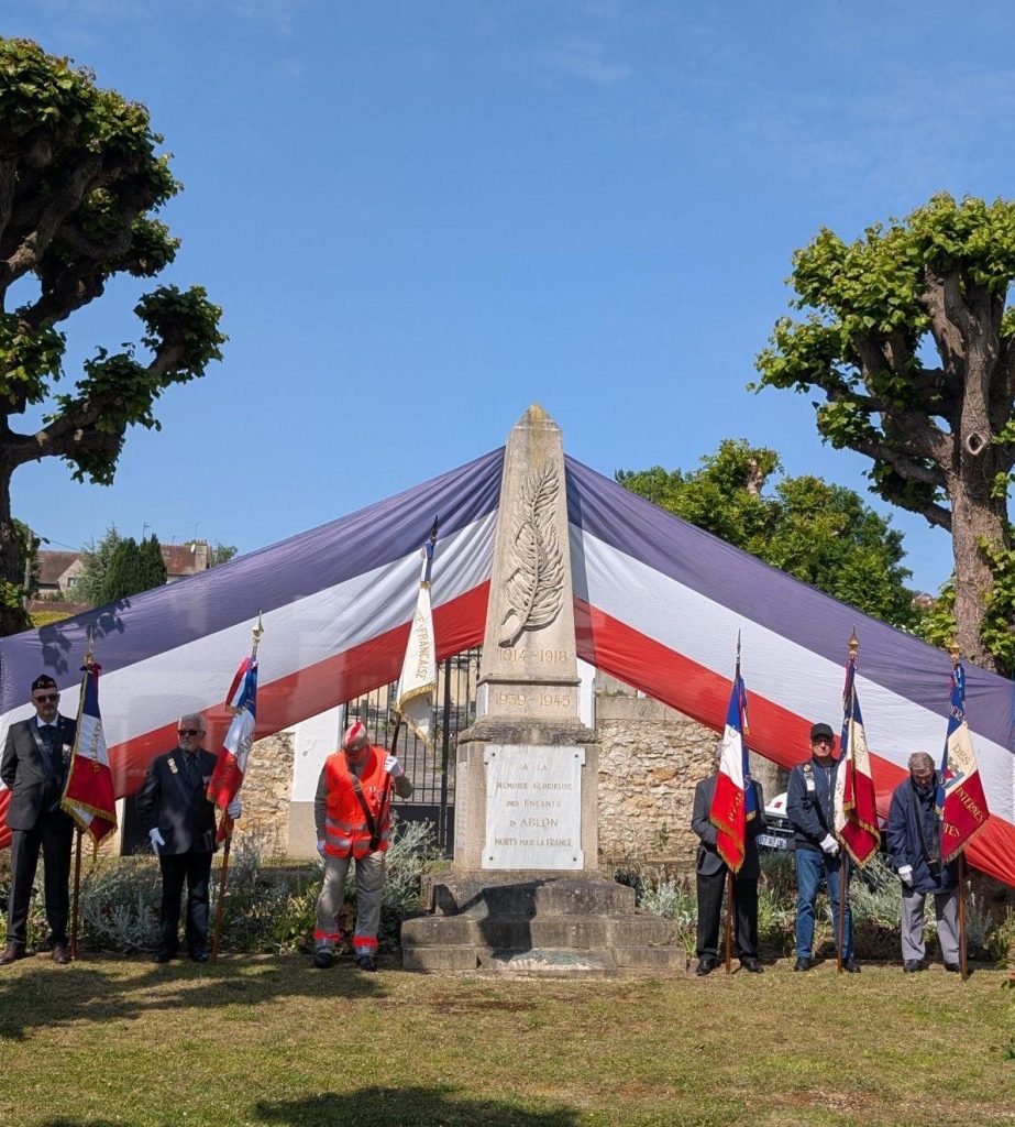 Photographie de commémoration : le Monument aux morts