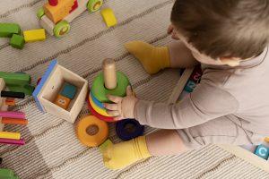 image d'un enfant avec des jouets