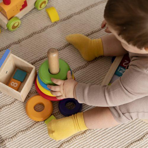 image d'un enfant avec des jouets