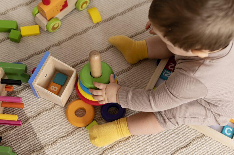 image d'un enfant avec des jouets